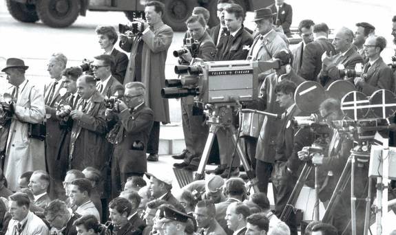 Leverage news cycle for publicity press corps image